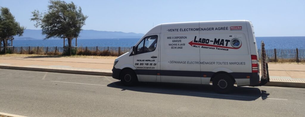 Utilitaire Labo-Mat sur les routes de Corse-du-Sud